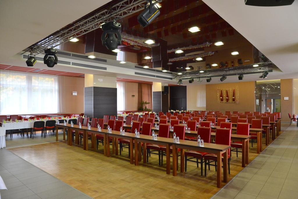 Hotel Spolcentrum Svit Luaran gambar